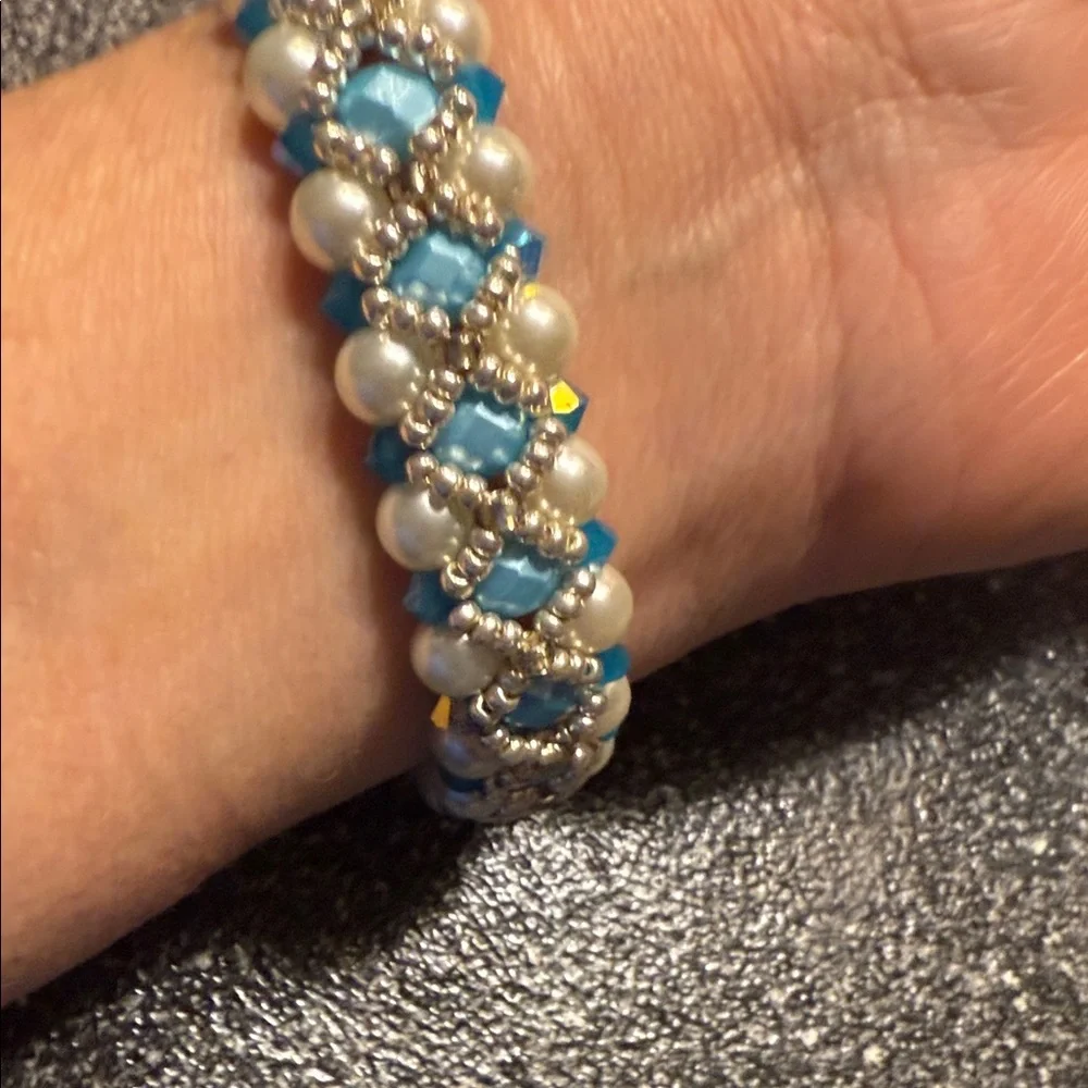 Elegant Blue and Silver Beaded Bracelet - Picture 2 of 5